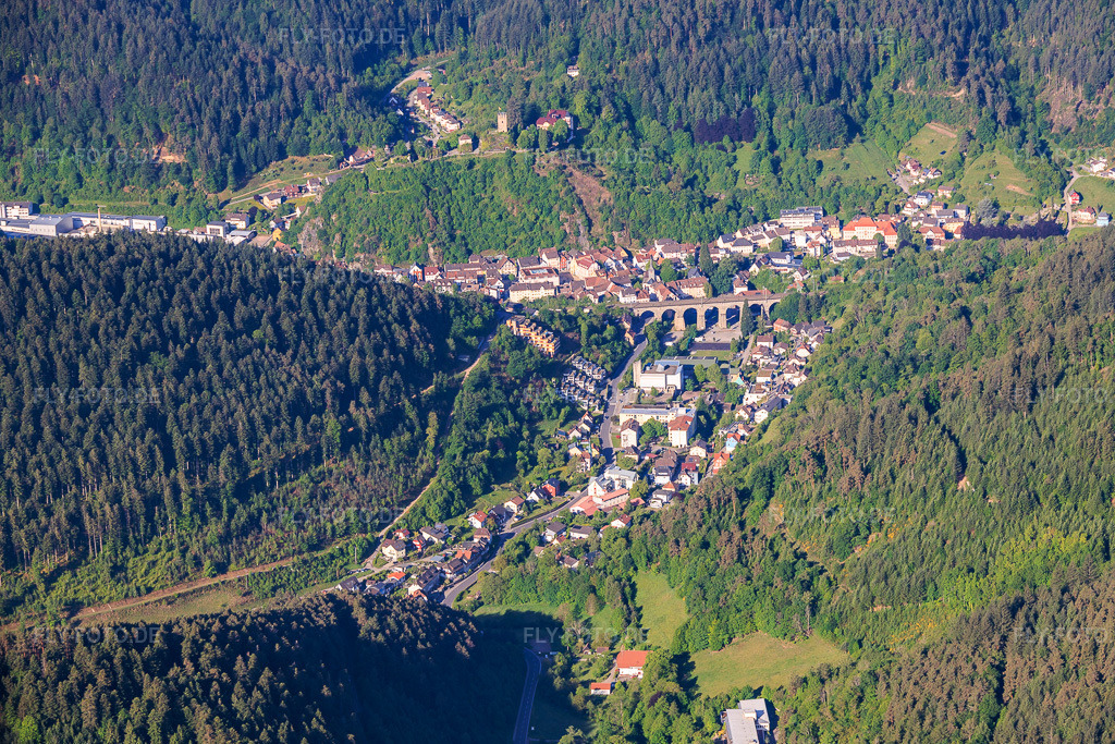 Luftbild: Stadtansicht mit Reichenbachviadukt im Reichenbachtal aus Nordosten in Hornberg im Bundesland Baden-Württemberg in Deutschland.Foto: IMG_156523.jpg vom 17.05.2026 durch Werner Riehm/FLY-FOTO.deAuflösung des Originals: 5713 x 3809 px