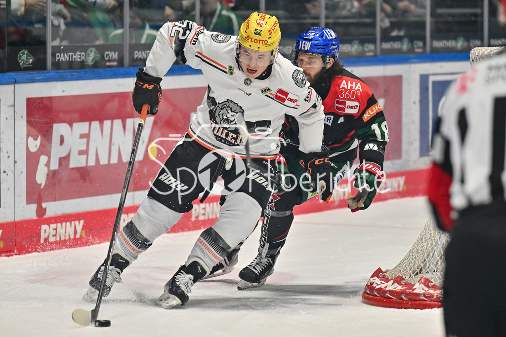Augsburger Panther - Löwen Frankfurt  | im Duel Maksim MATUSHKIN (Löwen Frankfurt #52) und Anthony LOUIS (Augsburger Panther #18) / Zweikampf / DEL: Augsburger Panther - Loewen Frankfurt, Curt Frenzel Stadion am 12.01.2025
