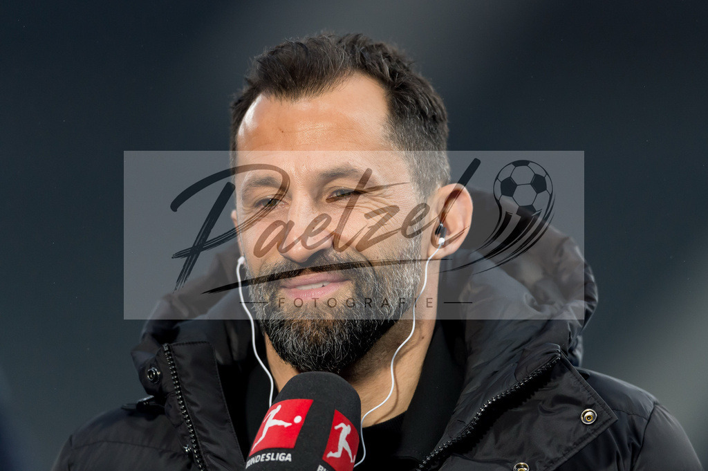 BSCFCB20220123_172 | Fussball, Herren: Sport-Vorstand Hasan Salihamidzic (FC Bayern Muenchen) im Interview bei dem Spiel der 1. Bundesliga zwischen Hertha BSC und FC Bayern Muenchen im Olypiastadion am 23.01.2022 in Berlin, Deutschland.DFB / DFL REGULATIONS PROHIBIT ANY USE OF PHOTOGRAPHS AS IMAGE SEQUENCES AND/OR QUASI-VIDEO. - Realisiert mit Pictrs.com