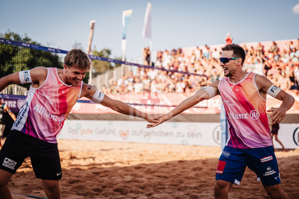 Beachvolleyball | Männer | Allianz German Beach Tour 2025 | Tourstop München | 04.07.2025 | v.l. Luis Kubo klatscht ein mit David Poniewaz