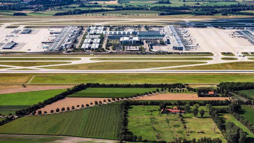 dr__0010900.jpg | OBERDING 13.07.2018 Start- und Landebahnen mit Rollwegen, Hangaranlagen und Terminals auf dem Gelände des Flughafens München im Bundesland Bayern. Der Flughafen München „Franz Josef Strauß“ (IATA-Code: MUC, ICAO-Code: EDDM) ist der Verkehrsflughafen der bayerischen Landeshauptstadt München und zählt zu den größten Luftfahrt-Drehkreuzen in Europa. // Runways with taxiways, hangars and terminals on the area of Munich Airport in the state of Bavaria. Munich Airport "Franz Josef Strauss" (IATA: MUC, ICAO: EDDM) is the commercial airport in the Bavarian capital of Munich and is one of the largest aviation hubs in Europe. Foto: Daniel Reiter