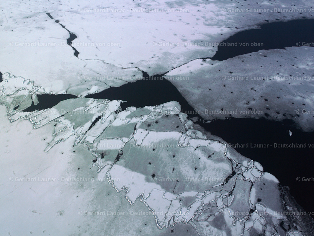 26B0259 | Eisstrukturen auf dem Chiemsee