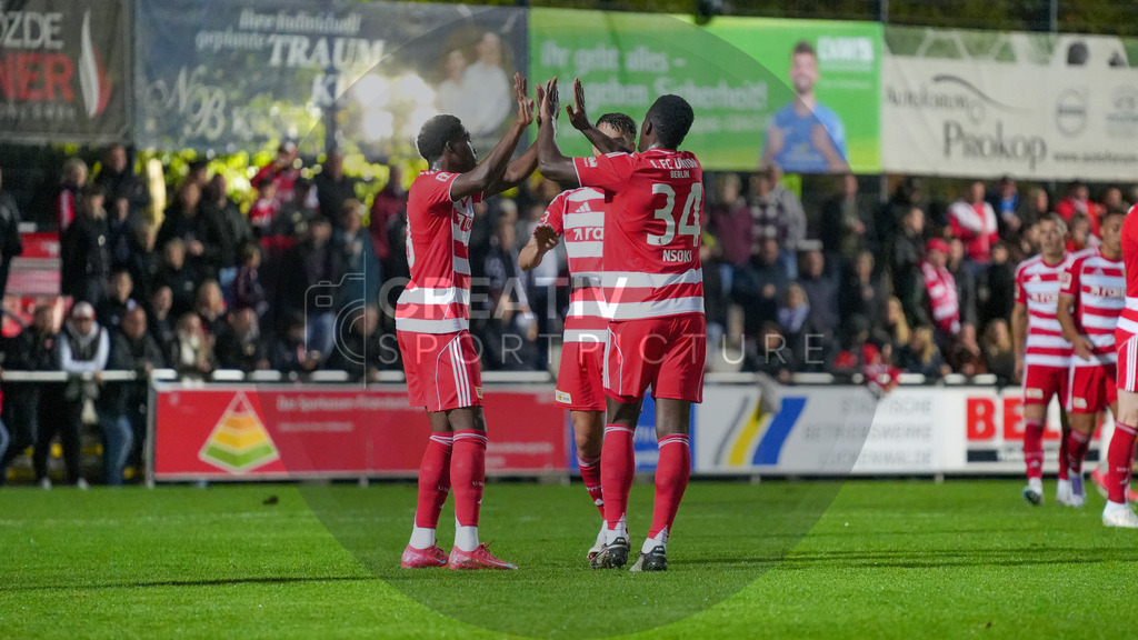 Fußball, Herren, Saison 2025/2026, Testspiel, Freundschaftsspiel, FSV 63 Luckenwalde vs. 1.FC Union Berlin, Mittwoch 08.10.2025, Werner-Seelenbinder-Stadion Luckenwalde, | Fußball, Herren, Saison 2025/2026, Testspiel, Freundschaftsspiel, FSV 63 Luckenwalde vs. 1.FC Union Berlin, Mittwoch 08.10.2025, Werner-Seelenbinder-Stadion Luckenwalde, Im Bild: Jubel bei Union Berlin nach dem Führungstreffer. - Realisiert mit Pictrs.com