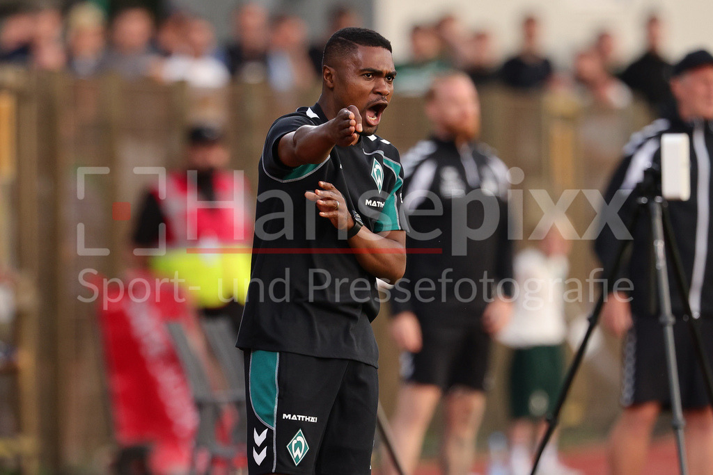 Fussball, Regionalliga Nord, SV Werder Bremen II - VfB Oldenburg | Cedric Makiadi (Trainer, SV Werder Bremen II) gibt Anweisungen, gestikuliert, mit den Armen gestikulieren, ruft, brüllt, schreit, gibt Anweisungen, Portrait, Nahaufnahme, Einzelfoto, Einzelbild