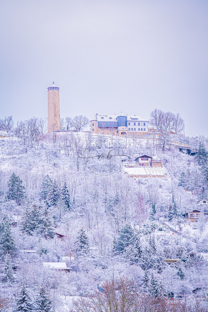 2024-01-19_11-23-19_720 | Blick auf den Fuchsturm auf den Kernbergen im Winter mit Schnee, Jena, Thüringen, Deutschland - Realisiert mit Pictrs.com