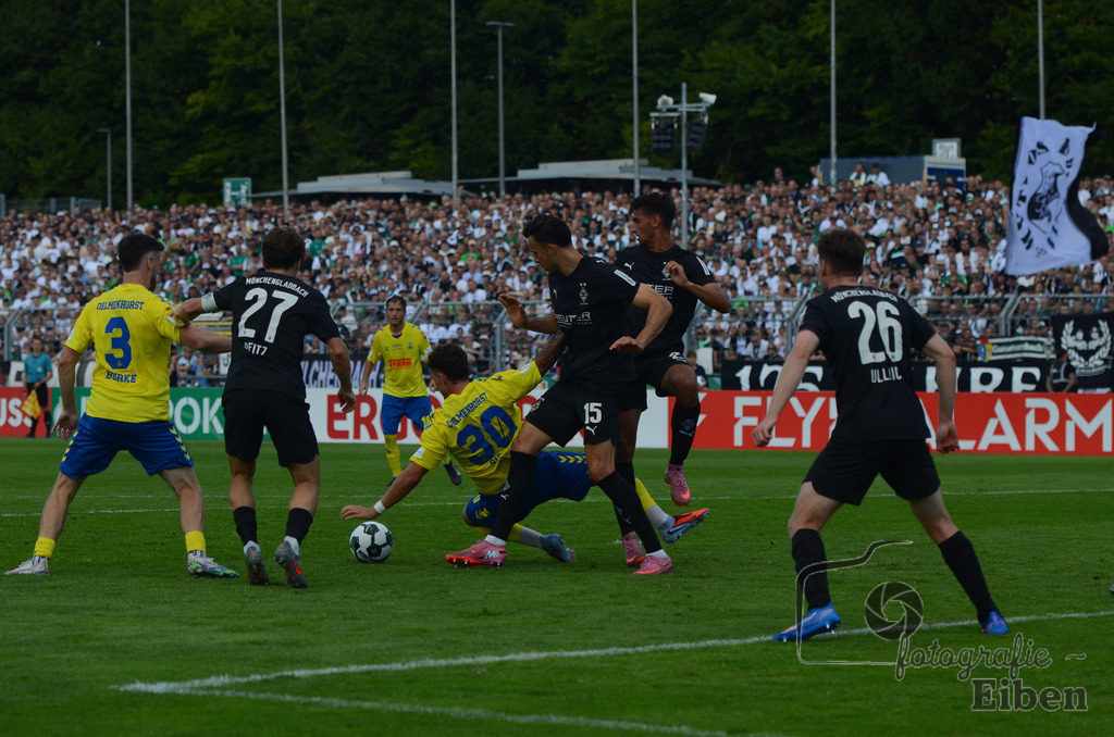 SV Atlas-Delmenhorst-Borussia Mönchengladbach | DFB-Pokal 1. Runde;SV Atlas Delmenhorst (gelb)-Borussia Mönchengladbach (schwarz) am 17.08.2025 in Oldenburg (Marschweg-Stadion), Photo: Philip Eiben 2025 - Realisiert mit Pictrs.com