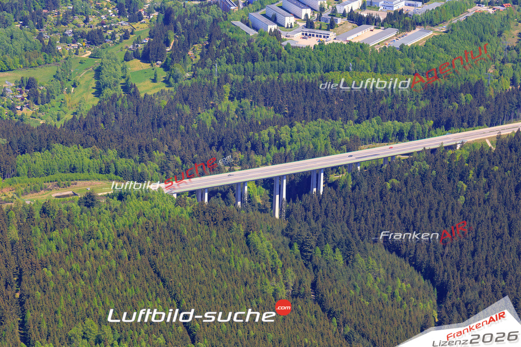 Das Luftbild der Stadt Suhl wurde 2018 vom Flugzeug heraus erstellt (keine Drohne) Aufnahmehöhe ca.400 Meter- hohe Auflösung für beste Druck-Qualität