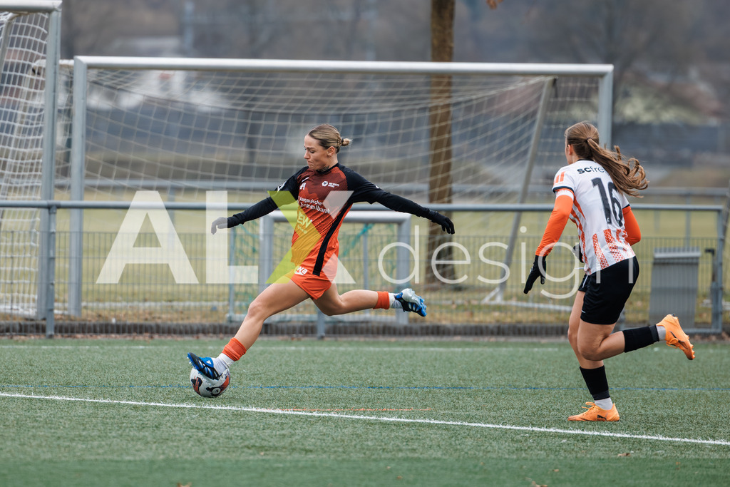Fußball I Frauen I Saison 2025-2026 I Freundschaftsspiel I FC Aarau Frauen - SC Freiburg U20 I 24.01.2026 | 8 Vanesa Hoti (FC Aarau) – Mittelfeld  //  16 Johanna Hebben (SC Freiburg U20) – Mittelfeld - Realisiert mit Pictrs.com