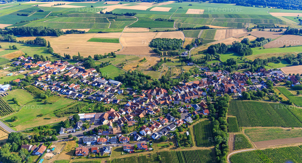Luftbild: Dorfpanorama aus Süden mit Türmel in Oberhausen im Bundesland Rheinland-Pfalz in Deutschland. Foto: IMG_149372.jpg vom 05.07.2025 durch Werner Riehm/FLY-FOTO.de