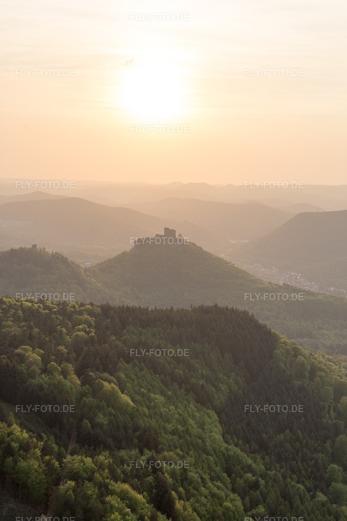 Luftbild: Burg Trifels in Annweiler am Trifels im Bundesland Rheinland-Pfalz in Deutschland. Foto: IMG_106854.jpg vom 21.04.2018 durch Werner Riehm/FLY-FOTO.de
