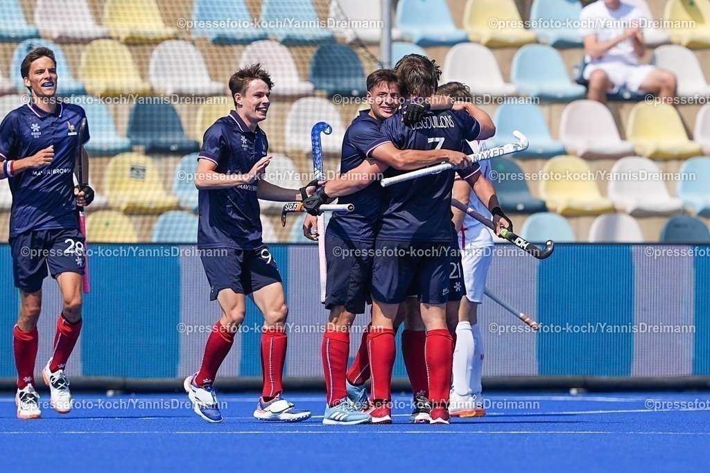 xydrx12082501032 | 12.08.2025, xydrx, Herren EuroHockey Championship 2025, Gruppenphase, Gruppe B, Frankreich - England, Sparkassenpark Mönchengladbach: Torjubel nach dem Tor zum 2:1 für die Französische Feldhockey Nationalmannschaft durch Torschütze Matteo Desgouillons (Franzoesische Feldhockey Nationalmannschaft #3) zusammen mit Etienne Tynevez (Franzoesische Feldhockey Nationalmannschaft #21) und Lucas Montecot (Franzoesische Feldhockey Nationalmannschaft #7)