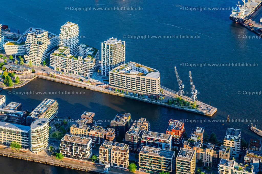 Hamburg_Hübenerkai_Strandhöft_Strandkai_Hafencity_ELS_9179160625 | HAMBURG 16.06.2025 Mehrfamilienhaus- Wohnanlage der " DC DEVELOPMENTS GMBH & CO. KG " am Strandkai im Ortsteil HafenCity in Hamburg, Deutschland. Weiterführende Informationen bei: AUG. PRIEN Immobilien  Gesellschaft für Projektentwicklung mbH,  DC Developments GmbH & Co. KG,  Hadi Teherani Architects GmbH,  Ingenhoven architects GmbH,  KoHa Bauausführungen und Immobilien GmbH,  LRW Architekten und Stadtplaner Loosen, Rüschoff + Winkler  PartG mbB,  leonwohlhage Gesellschaft von Architekten mbH. // Multi-family residential complex of "DC DEVELOPMENTS GMBH & CO. KG" on Strandkai in the HafenCity district of Hamburg, Germany. Further information at: AUG. PRIEN Immobilien  Gesellschaft fuer Projektentwicklung mbH,  DC Developments GmbH & Co. KG,  Hadi Teherani Architects GmbH,  Ingenhoven architects GmbH,  KoHa Bauausfuehrungen und Immobilien GmbH,  LRW Architekten und Stadtplaner Loosen, Rueschoff + Winkler  PartG mbB,  leonwohlhage Gesellschaft von Architekten mbH. Foto: Martin Elsen