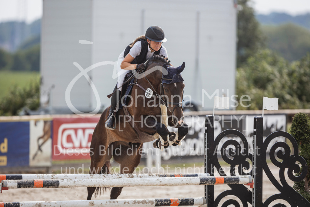 240627_LüPfSpTa_SprPf-M-222 | Deine schönsten Turniermomente als professionelle Fotos! Entdecke hochwertige Pferdesport-Fotografie im Online-Shop. Jetzt Fotos finden & bestellen!