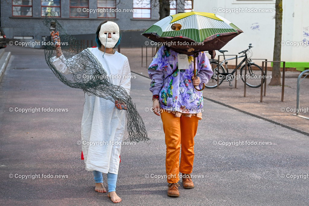 50 Jahre Kunstuniversitaet Linz - Kunstprojekt auf der Landstrasse_ Umzug_ 22.03.2023-3 | 22.03.2023, Linz, AUT, 50 Jahre Kunstuniversitaet Linz - Kunstprojekt auf der Landstrasse, Umzug im Bild Veronika Lesniak und  Johanna Kubassa
