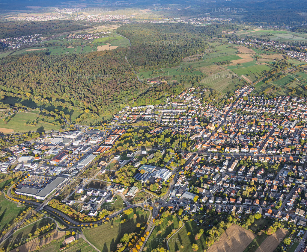 Luftbild: Ortsansicht aus Westen im Ortsteil Langensteinbach in Karlsbad im Bundesland Baden-Württemberg in Deutschland. – Foto: IMG_160022.jpg vom 16.10.2026 durch Werner Riehm/FLY-FOTO.de – Auflösung des Originals: 4214 x 3466 px