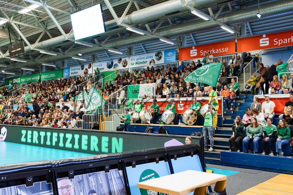 Volleyball, 1. Bundesliga Frauen, Hauptrunde, 1. Spieltag, Saison 2025/2026: USC Münster - SSC Palmberg Schwerin | 1. Bundesliga Frauen, Hauptrunde, 1. Spieltag, Saison 2025/2026, USC Münster empfängt SSC Palmberg Schwerin in der Sporthalle Berg Fidel in Münster. Foto: sportfotografie.ms | Markus Paletta - Realisiert mit Pictrs.com