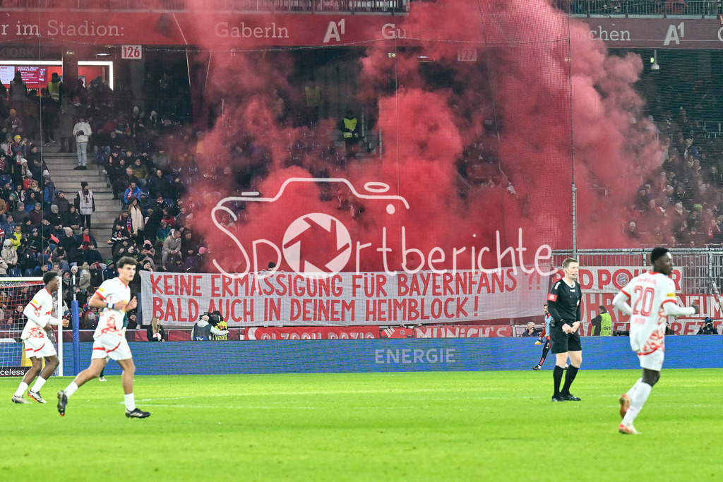 RB Salzburg - FC Bayern München | Die Fans des FC Bayern zuenden Pyrotechnik zu beginn der zweiten Halbzeit / Pyro / Spruchband / Ultras / Testspiel: RB Salzburg - FC Bayern Muenchen, Red Bull Arena am 06.01.2025