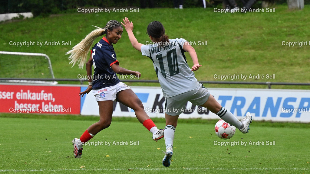 Holstein Kiel vs VfL Wolfsburg II | Janine Minta (Holstein #9) vs Yuko Inose (Wolfsburg #10) / Fußball-Regionalliga Nord Frauen 2026/2027 / Holstein Kiel vs VfL Wolfsburg II / Waldwiese / Kiel / 13.09.26 - Realisiert mit Pictrs.com