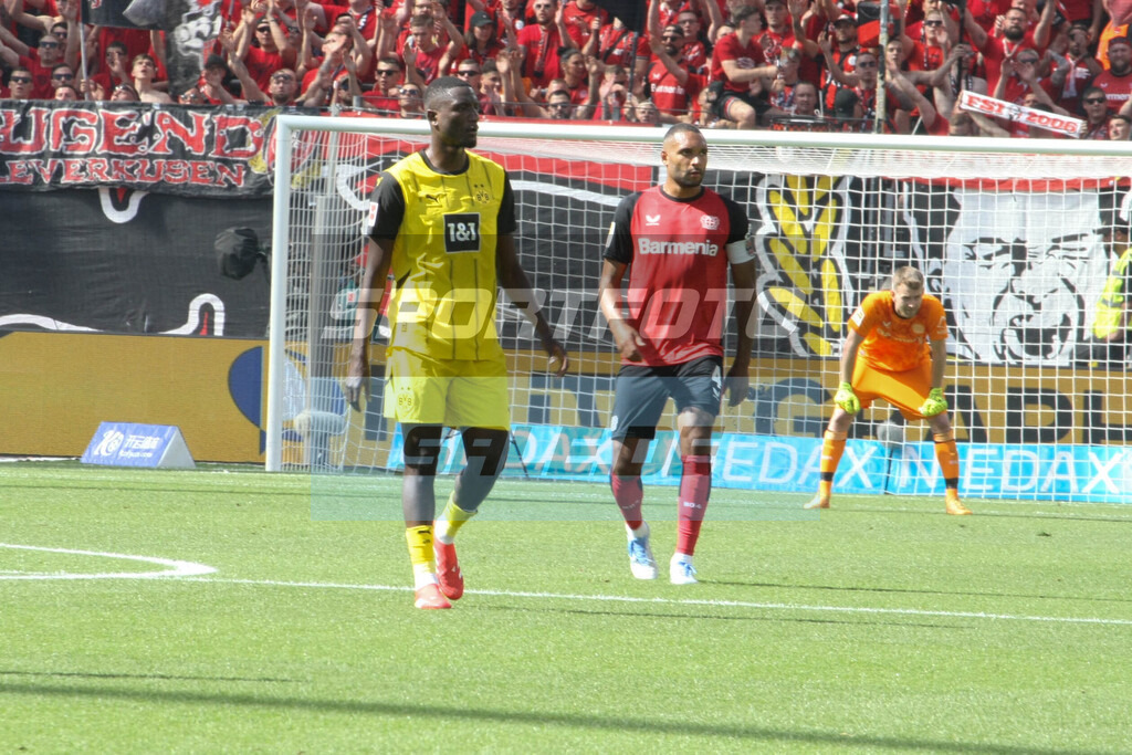 Bayer 04 Leverkusen - Borussia Dortmund | Serhou Guirassy und Jonathan Tah - © Sportfoto-Sale (MK) - Realisiert mit Pictrs.com