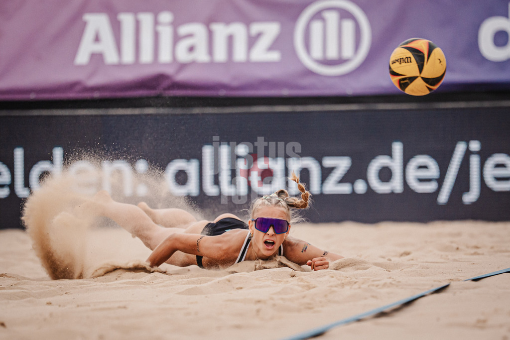 Beachvolleyball | Frauen | Allianz German Beach Tour 2025 | Tourstop Berlin | 17.08.2025 | Paula Schürholz springt zum Ball