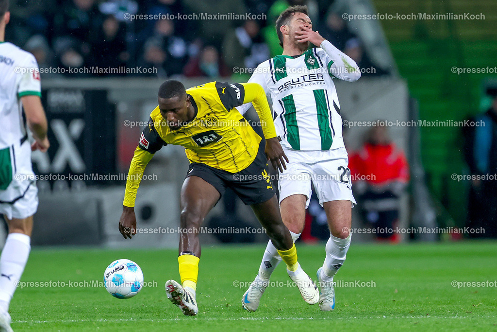BMG07122401036 | 07.12.2024, Fußball, Borussia Mönchengladbach - Borussia Dortmund, 1. Fußball Bundesliga, Borussia-Park, Saison 2024 2025: Serhou Guirassy (BVB #9) im Zweikampf gegen Joe Scally (Mönchengl. #29)DFB regulations prohibit any use of photographs as image sequences and or quasi-video.