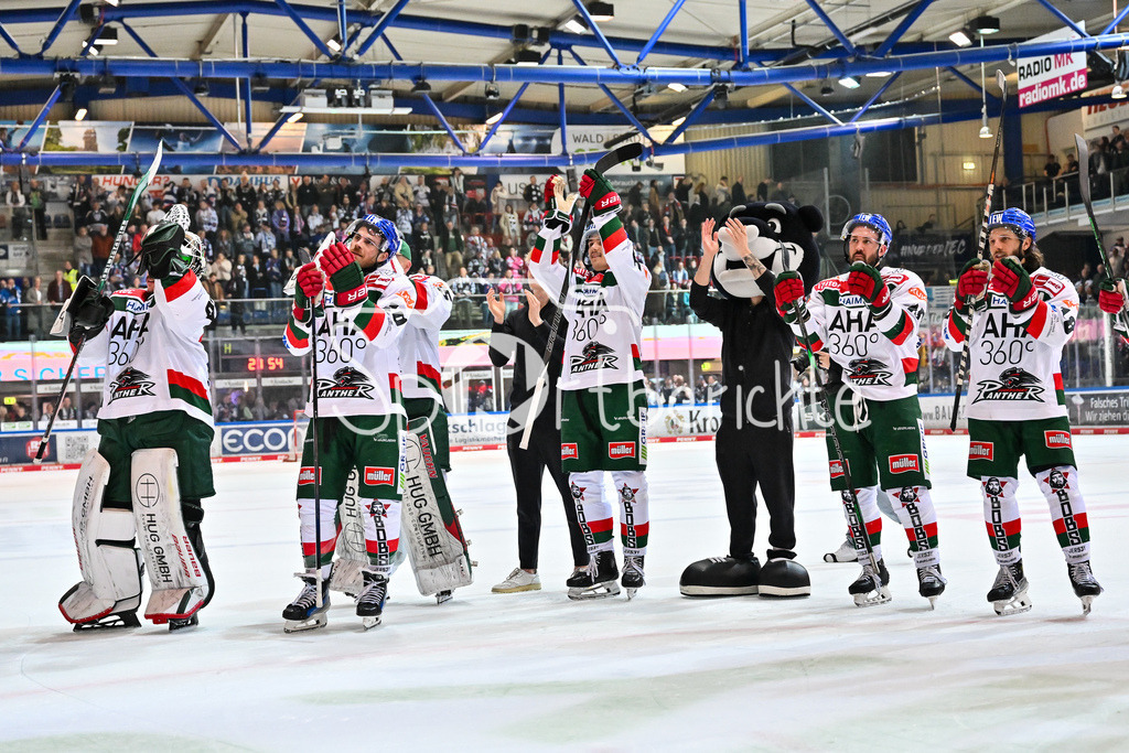 Iserlohn Roosters - Augsburger Panther | Die Spieler der Panther feiern zusammen mit den Fans den Klassenerhalt in Iserlohn / Freude / Happy / Abstieg / Absteiger / DEL: Iserlohn Roosters - Augsburger Panther, Eissporthalle Iserlohn am 07.03.2025 /  Riley DAMIANI (Augsburger Panther #19) hat einen Pantherkopf auf