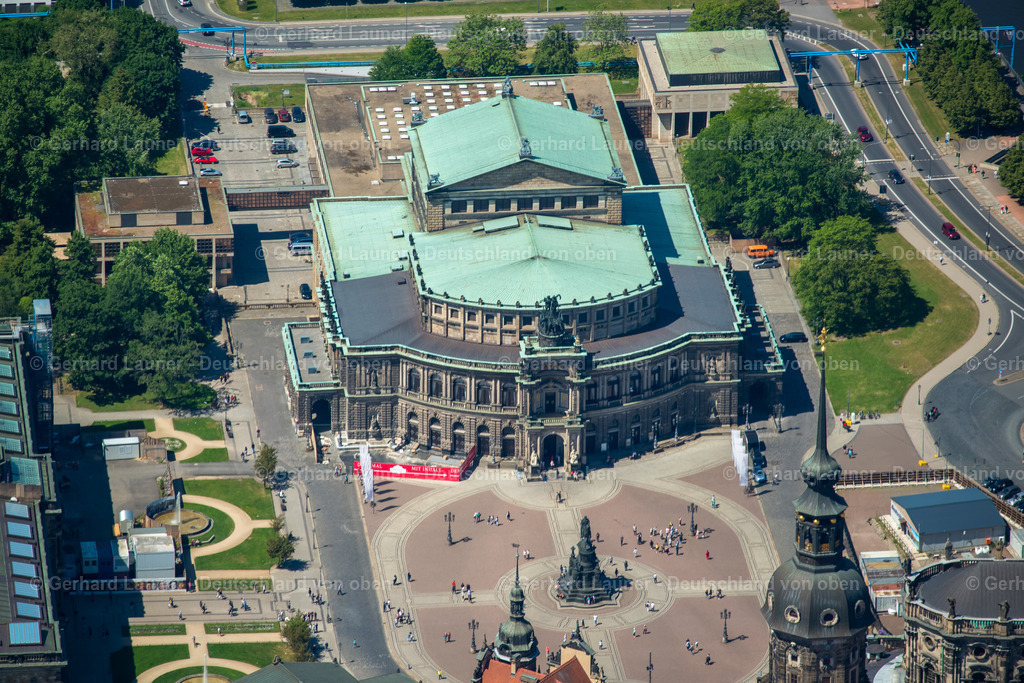 3803776 | DRESDEN 07.09.2021 Semperoper am Theaterplatz in Dresden im Bundesland Sachsen, Deutschland. Das Opernhaus wurde von dem Architekten Gottfried Semper entworfen.