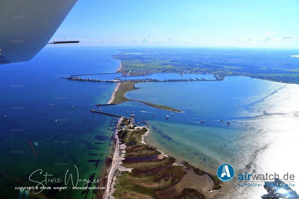 Luftbild Schleimünde - basiert auf einer Anlage die Schleifahrt zu sichern. | Die heutige Mündung basiert auf einer Anlage, die 1795 bis 1796 unter Leitung der Combinierten Schiffergesellschaft zu Kappeln und Arnis aus Stein errichtet wurde, um die Schleifahrt zu sichern. Diese Befestigung trennte Schleimünde vom Festland Schwansen ab.