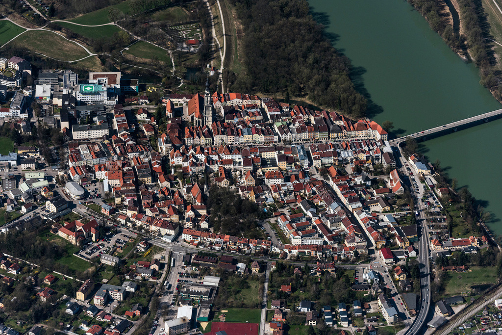 dr__0010411.jpg | BRAUNAU AM INN 28.03.2017 Altstadtbereich und Innenstadtzentrum in Braunau am Inn in Oberösterreich, Österreich. // Old Town area and city center in Braunau am Inn in Oberoesterreich, Austria. Foto: Daniel Reiter
