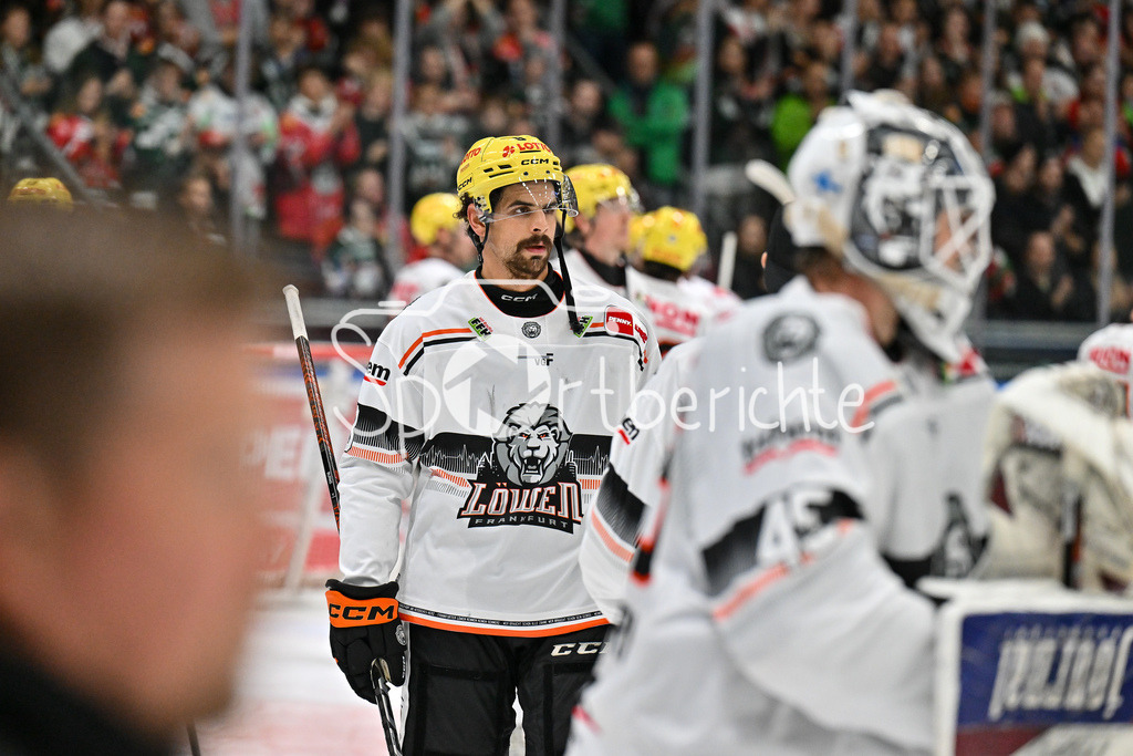 Augsburger Panther - Löwen Frankfurt | enttaeuschte Frankfurter nach der Niederlage in Augsburg / DEL: Augsburger Panther - Löwen Frankfurt, Curt Frenzel Stadiom am 11.10.2024