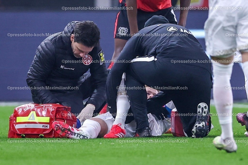Lev14012501014 | 14.01.2025, Fußball, Bayer 04 Leverkusen - 1. FSV Mainz 05, 1. Fußball Bundesliga, 17. Spieltag, BayArena, Saison 2024 2025: Jonathan Burkardt (Mainz #29) muss mit Schmerzen verletzt das Spielfeld verlassen VerletzungDFB regulations prohibit any use of photographs as image sequences and or quasi-video.