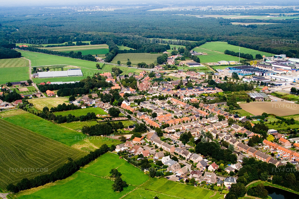Aerial view: View of the town in De Voort in the state Limburg, Netherlands. – Photo: IMG_12933.jpg taken on 08/31/2008 by Werner Riehm/FLY-FOTO.com – Resolution of the original: 3456 x 2304 px