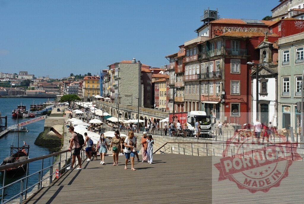 Porto Ribeira district Douro river waterfront with tourists. Porto - Portugal | People walking along the Cais da Ribeira waterfront with historic buildings and the Douro River - Realisiert mit Pictrs.com