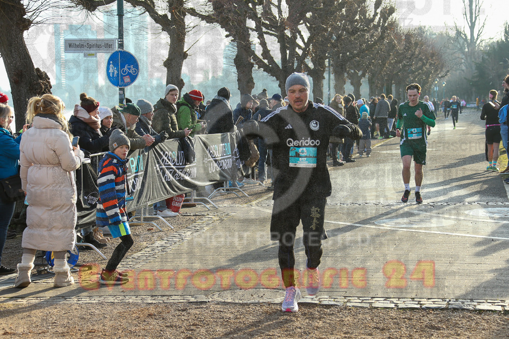 241231_1200_EX1_3362 | Sportfotografie im Rhein-Sieg Kreis, Köln, Bonn, NRW, Rheinland Pfalz, Hessen, etc. Unser Tätigkeitsfeld umfasst den Laufsport vom Volkslauf über den Marathon, Duathlon, Triathon bis zum Ultralauf wie Kölnpfad Ultra oder Schindertrail.