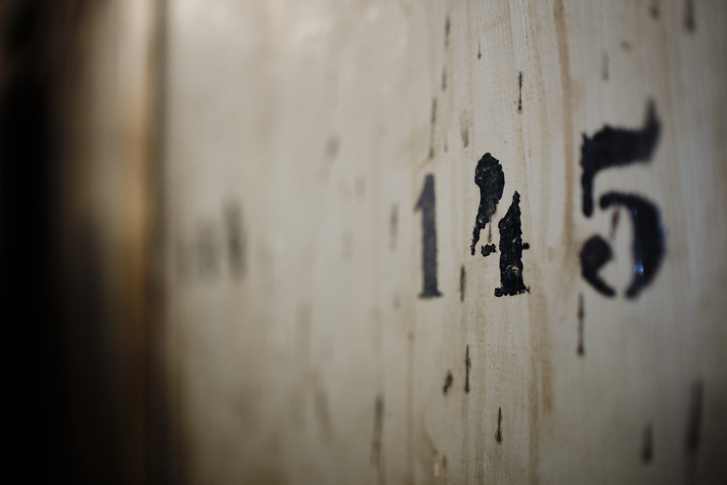 Schrank zur Lagerung der Stanzmodelle | Wien, Austria - April 20, 2021: Jarosinski &amp; Vaugoin; Schrank zur Lagerung der Stanzmodelle. - Realisiert mit Pictrs.com