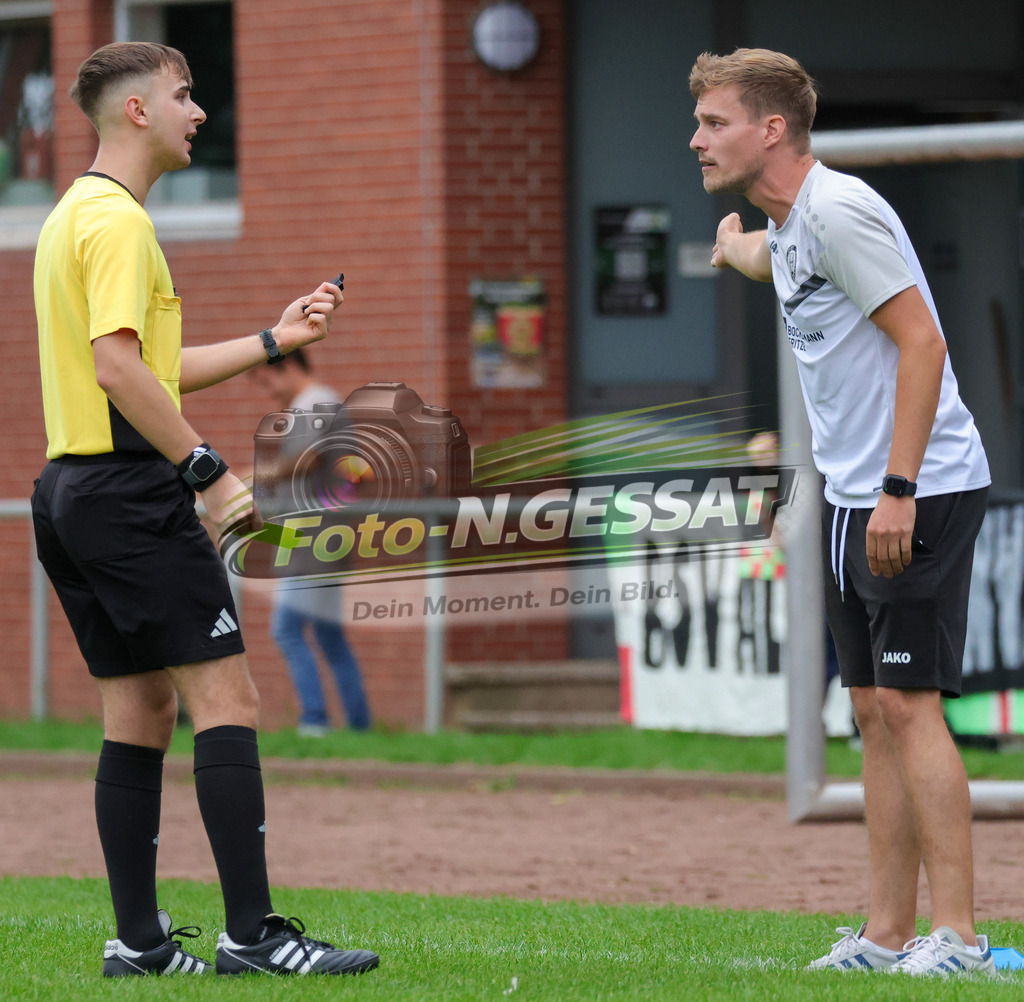 Bünder SV - VfL Holsen | Auf dem Bild zu sehen: Bünder SV Trainer: Timo Westerbeck ; Schiedsricher: Nico Jendrysiak  Bünder SV, VfL Holsen, Saison 26/27, Kreisliga A, Bünde, Deutschland - Realisiert mit Pictrs.com