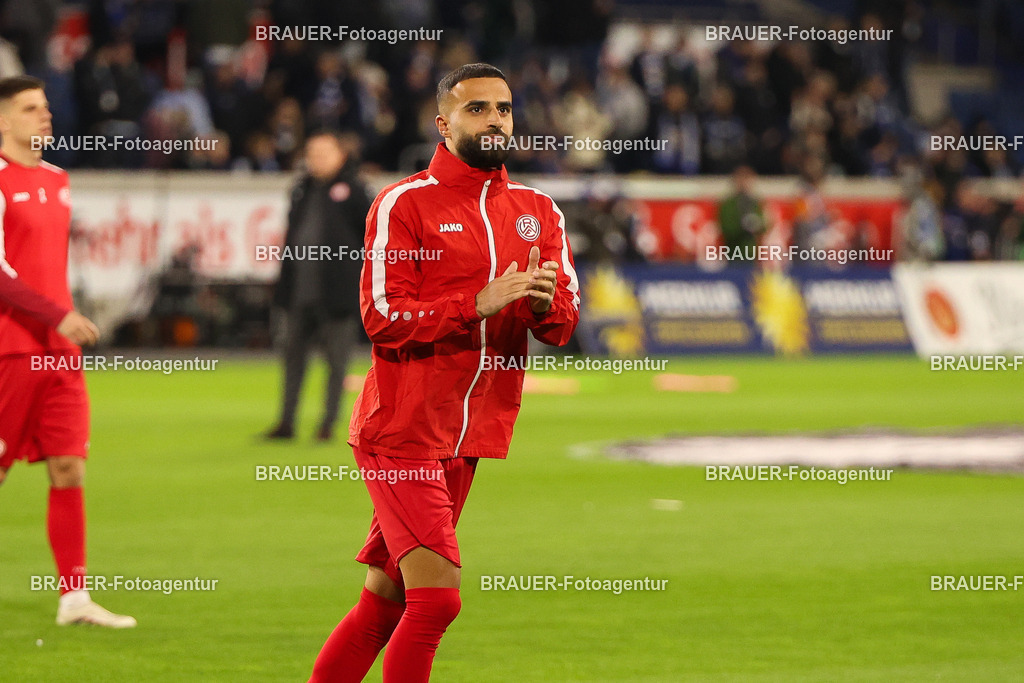 MSV Duisburg - Rot-Weiss Essen  | Duisburg, Deutschland, 26.10.2025 Ramien Safi  (Rot-Weiss Essen) begrüßt die Fans während des 3.Liga Spiels zwischen MSV Duisburg und Rot-Weiss Essen in der Schauinsland-Reisen-Arena am 26.10.2025 in Duisburg (Foto von Timo Bluhmki-Schmidt/ Brauer Fotoagentur