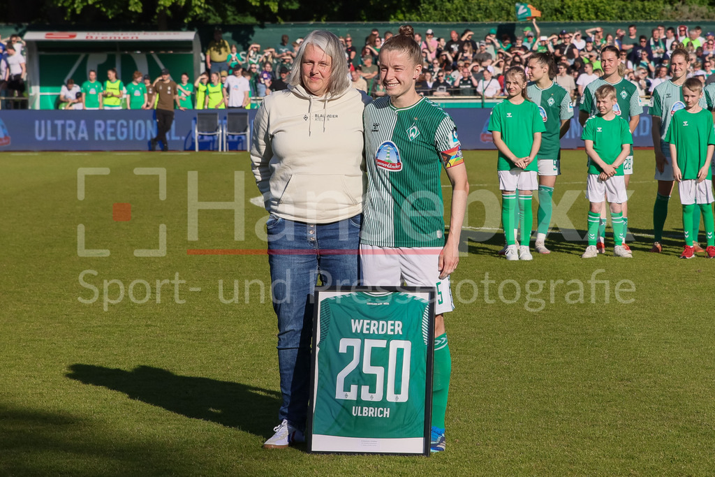 Fussball, Google Pixel Frauen-Bundesliga, SV Werder Bremen - VfL Wolfsburg | v.li.: Birte Brüggemann (Abteilungsleiterin Frauen- und Mädchenfußball, SV Werder Bremen) ehrt Michelle Ulbrich (SV Werder Bremen, 5) für ihr 250. Spiel für den SV Werder Bremen, DIE DFB-RICHTLINIEN UNTERSAGEN JEGLICHE NUTZUNG VON FOTOS ALS SEQUENZBILDER UND/ODER VIDEOÄHNLICHE FOTOSTRECKEN. DFB REGULATIONS PROHIBIT ANY USE OF PHOTOGRAPHS AS IMAGE SEQUENCES AND/OR QUASI-VIDEO.