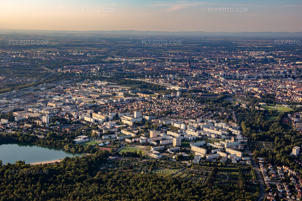Aerial view: CANDIÈRE EST and Cimetière Sud in the district Canardière in Straßburg in the state Bas-Rhin, France. – Photo: IMG_137855.jpg taken on 08/18/2023 by Werner Riehm/FLY-FOTO.com – Resolution of the original: 5472 x 3648 px