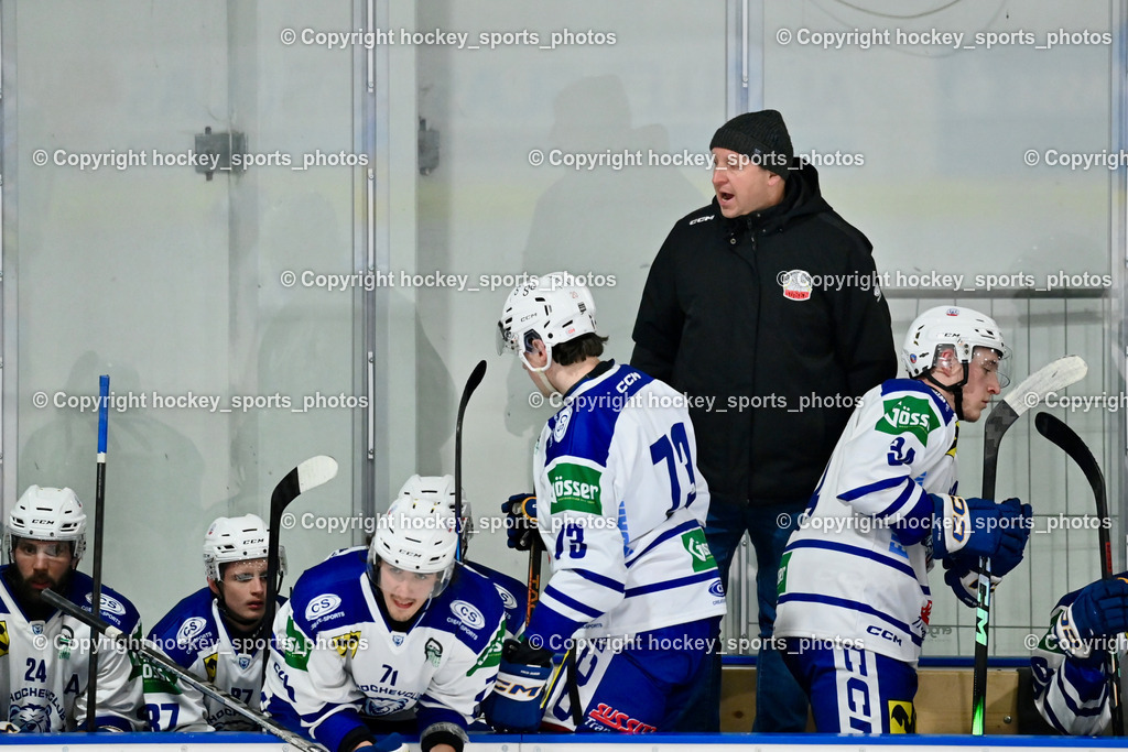 ESC SPARKASSE STEINDORF vs. UECR Huben  | Spielerbank UECR Huben, Headcoach UECR EISBÄREN HUBEN Trojer Silvio, #71 Sinegubovs Antons UECR EISBÄREN HUBEN, #73 Kügler Johannes UECR EISBÄREN HUBEN, #34 Trojer Jonas UECR EISBÄREN HUBEN, ESC SPARKASSE STEINDORF vs. UECR Huben , ESC SPARKASSE STEINDORF vs. UECR Huben  am 06.02.2026 in Steindorf (Ossiachersee Halle), Austria, (Photo by Bernd Stefan)