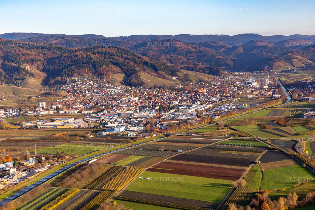 Luftbild: Stadtansicht am Ufer des Flußverlaufes der Rench am Schwarzwaldrand im Ortsteil Gaisbach in Oberkirch im Bundesland Baden-Württemberg in Deutschland. Foto: IMG_119931.jpg vom 30.11.2019 durch Werner Riehm/FLY-FOTO.de
