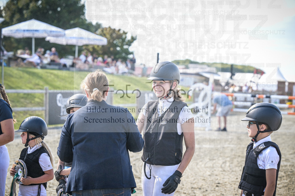DOS_0055 | Entdecke hochwertige Reitturnierfotos von Foto Oger. Professionell, emotional und authentisch – jetzt Lieblingsmomente im Shop bestellen.Deutschlandweite Turnierfotografie. - Realisiert mit Pictrs.com