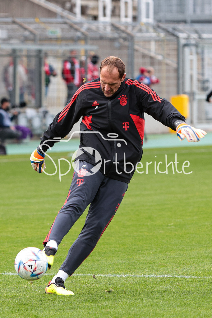 FC Bayern Amateure - FC Wuerzburger Kickers | Jaroslav Drobny macht die beiden Keeper warm