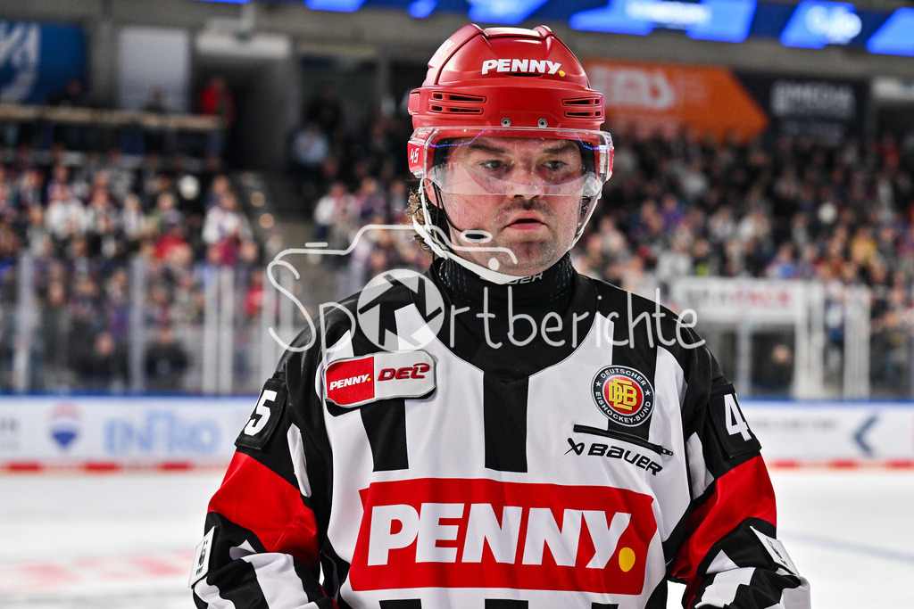 Nürnberg Ice Tigers - Augsburger Panther | Im Bild Hauptschiedsrichter Roman GOFMAN / Einzelfoto / Freisteller / DEL: Nürnberg Ice Tigers - Augsburger Panther; PSD Bank Nürnberg ARENA am 12.09.2025