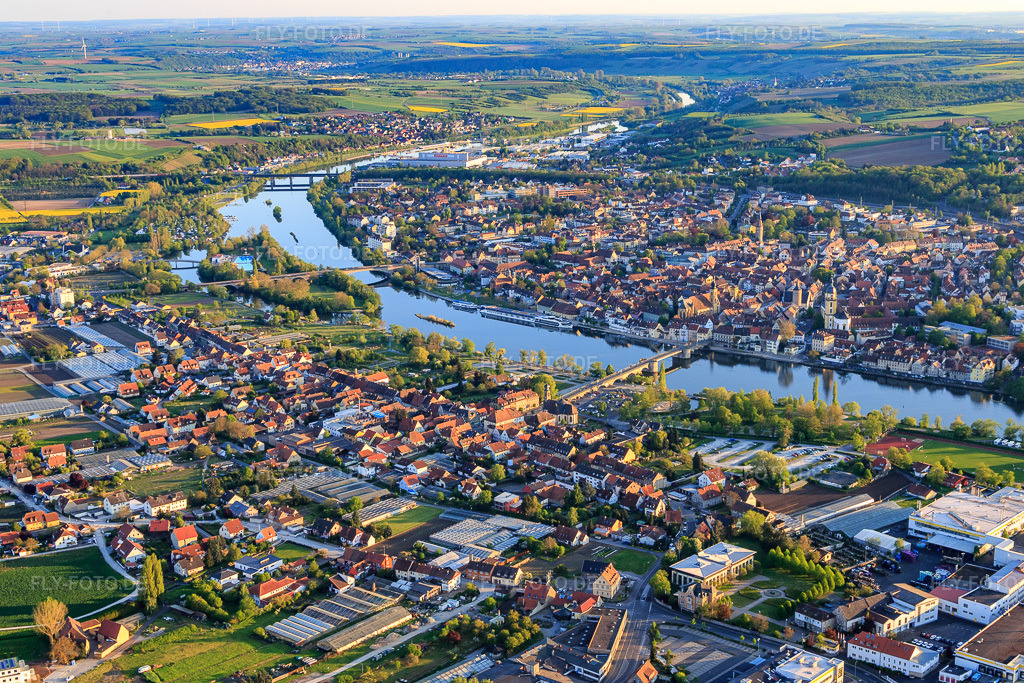 Luftbild: Alte Mainbrücke und Kitzinginer Stadtbalkon aus Nordosten in Kitzingen im Bundesland Bayern in Deutschland. – Foto: IMG_088051.jpg vom 06.05.2016 durch Werner Riehm/FLY-FOTO.de – Auflösung des Originals: 5288 x 3525 px