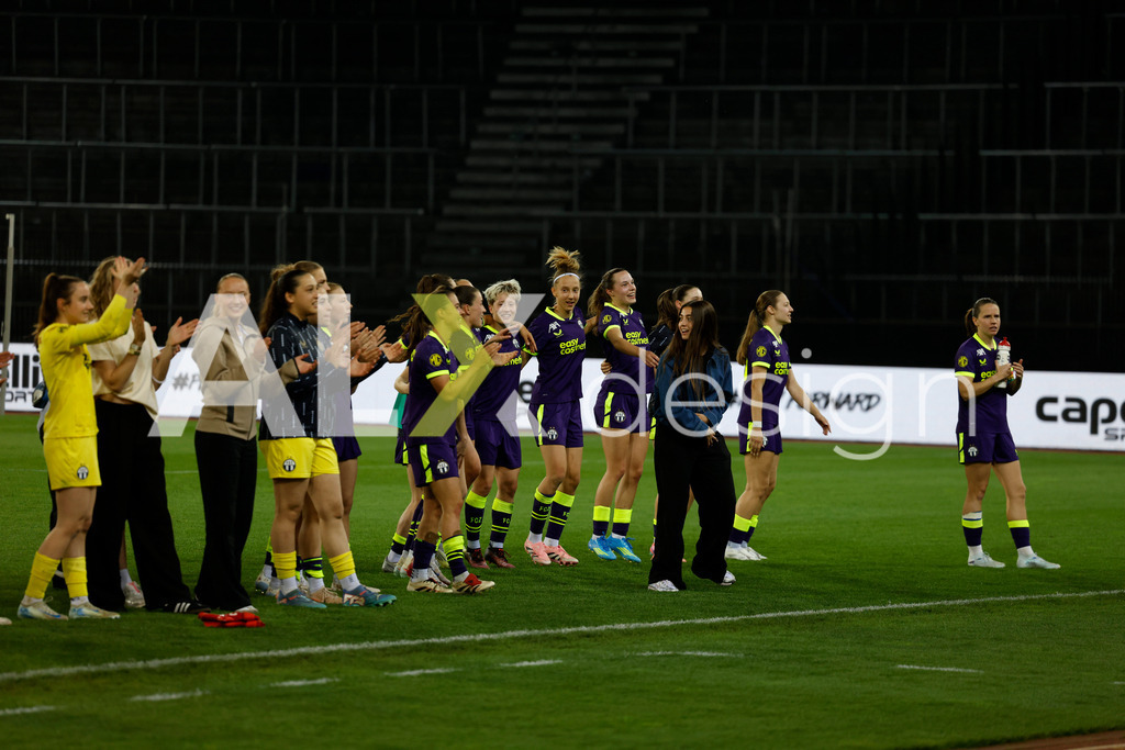 GC Zürich vs FC Zürich - AXA Women’s Super League Playoffs - Stadion Letzigrund | FC Zürich Team celebrating after the AXA Women’s Super League Playoffs quarter-final second leg between GC Zürich and FC Zürich at Stadion Letzigrund, Zurich, Switzerland. - Realisiert mit Pictrs.com