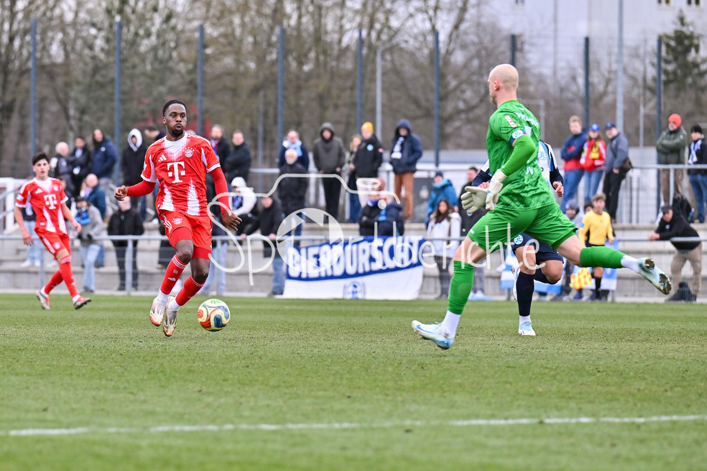 FC Bayern Amateure - Stuttgarter Kickers | MUNICH, GERMANY - 07. FEBRUARY: am Ball Michael SCOTT (FC Bayern München II 11) und Felix DORNEBUSCH (Stuttgarter Kickers 1) während dem Testspiel zwischen den Amateuren des FC Bayern und den Stuttgarter Kickers am FC Bayern Campus