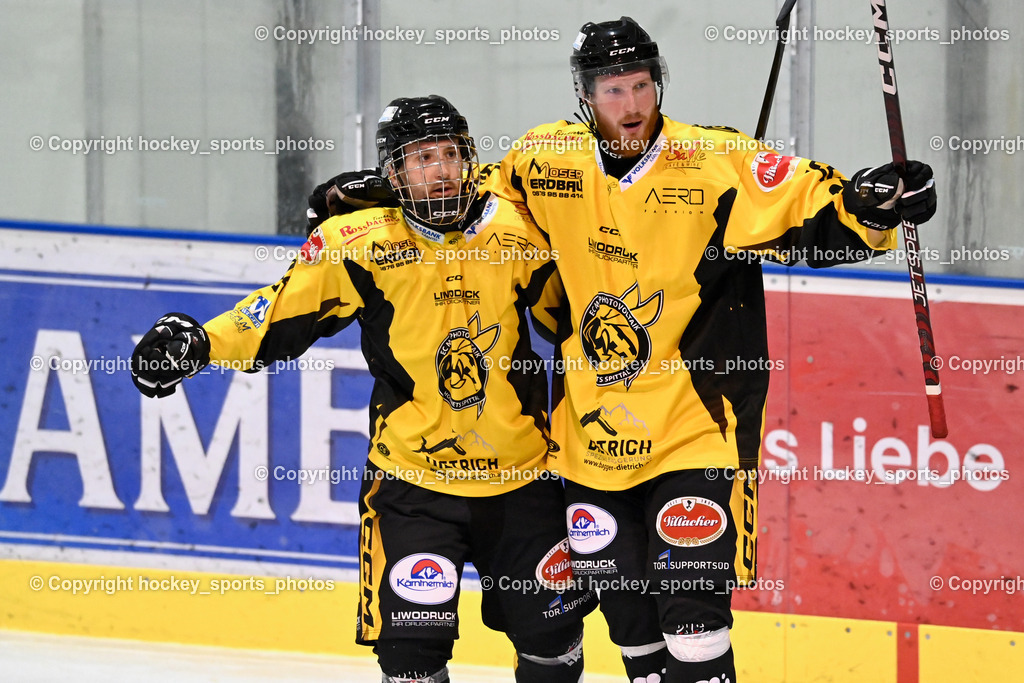 ESC Steindorf vs. MET PHOTOVOLTAIK HORNETS SPITTAL | Jubel HORNETS SPITTAL Mannschaft, #24 Brunner Noel EC Hornets Spittal, #12 Glavic Gasper EC Hornets Spittal, ESC Steindorf vs. MET PHOTOVOLTAIK HORNETS SPITTAL, ESC Steindorf vs. MET PHOTOVOLTAIK HORNETS SPITTAL am 26.10.2024 in Steindorf (Ossiachersee Halle), Austria, (Photo by Bernd Stefan)