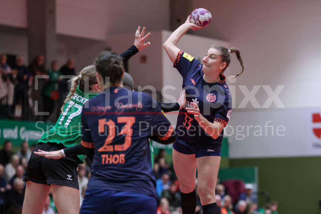 Handball, 2. Bundesliga Frauen, SV Werder Bremen - 1. FSV Mainz 05 | v.li.: Saskia Wagner (1. FSV Mainz 05, 33) beim Wurf, am Ball, Spielszene, Aktion, Action