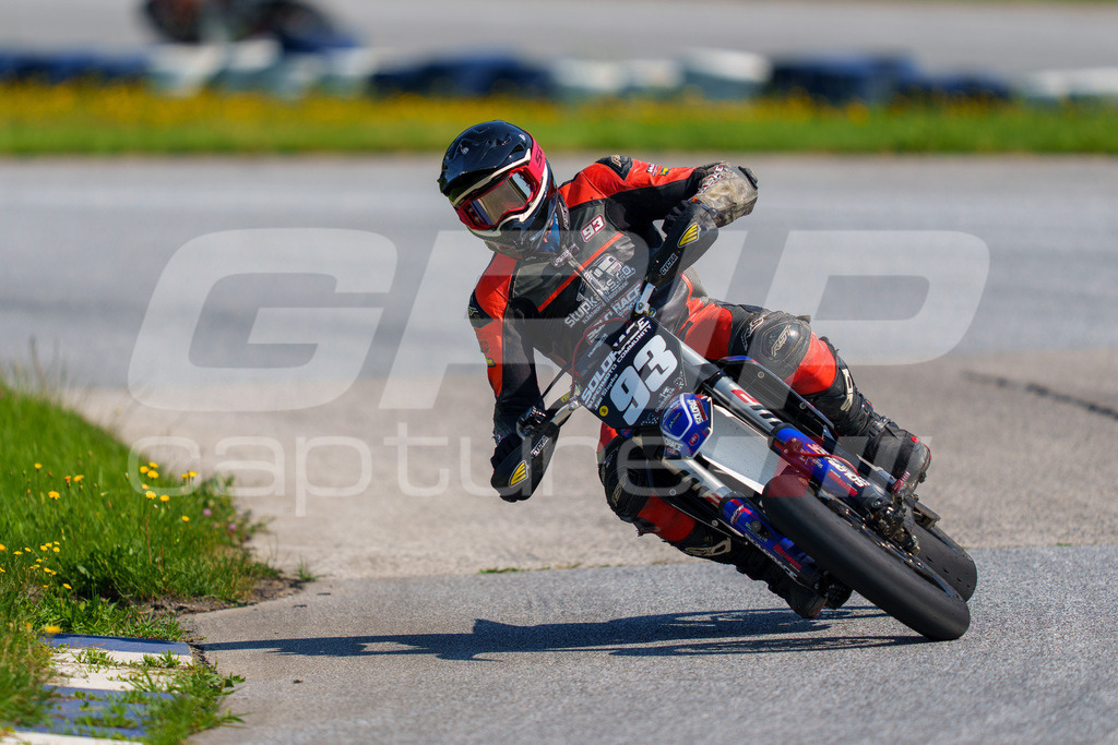 SuperMoto_Staatsmeisterschaft_Greinbach_294 | GRIPcapture steht für authentische Sportfotografie in Österreich – für Momente, die mehr sind als Geschwindigkeit oder Ergebnis. Es geht um Emotion, Spannung, Fokus und den Augenblick, der oft nur einen Wimpernschlag dauert.Ob Motorsport, Teamsport oder 